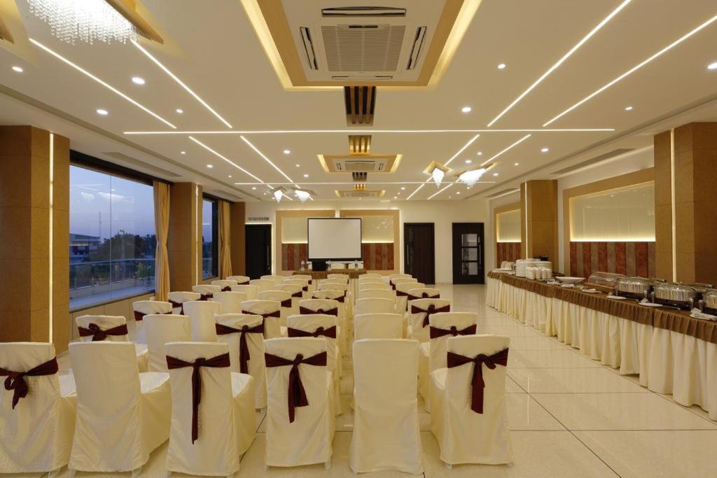 Hotel Decent Unjha Exterior foto