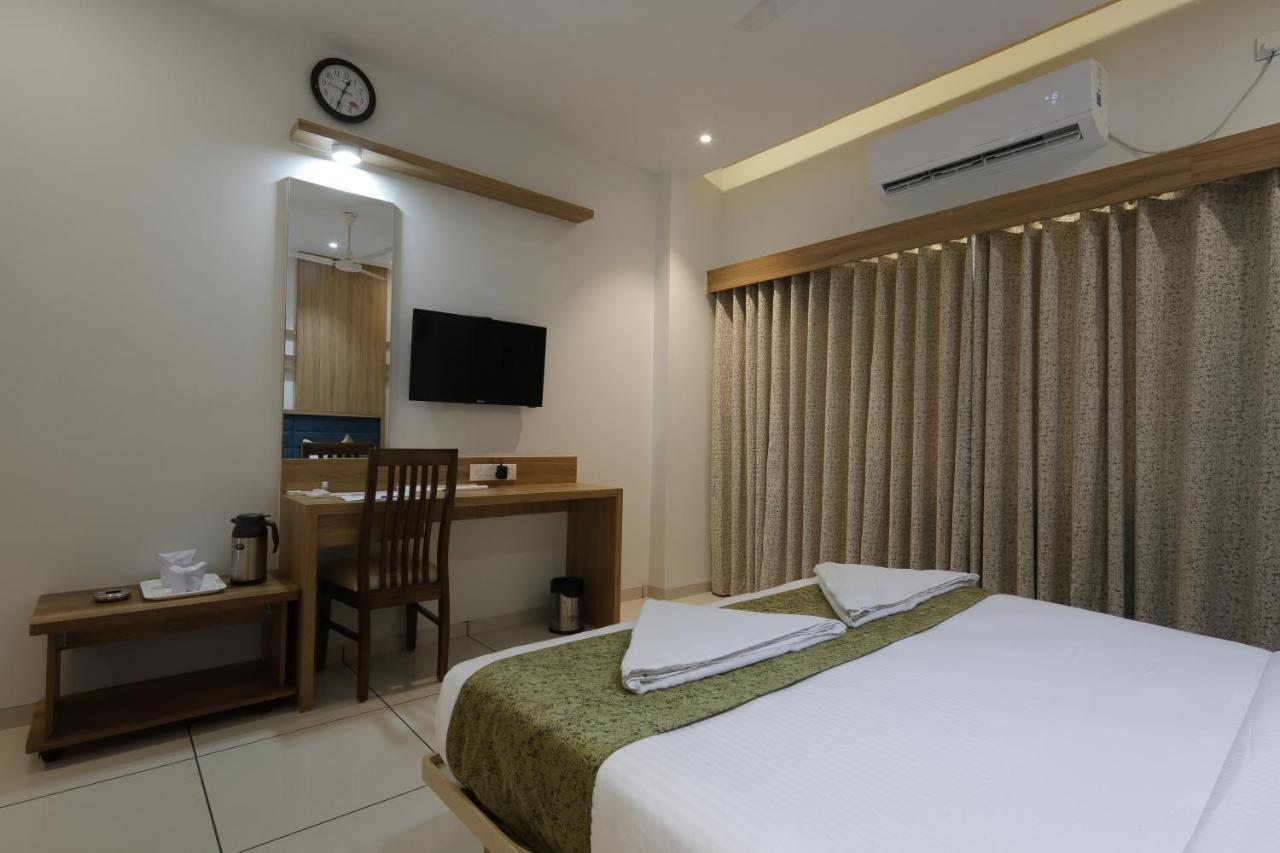 Hotel Decent Unjha Exterior foto